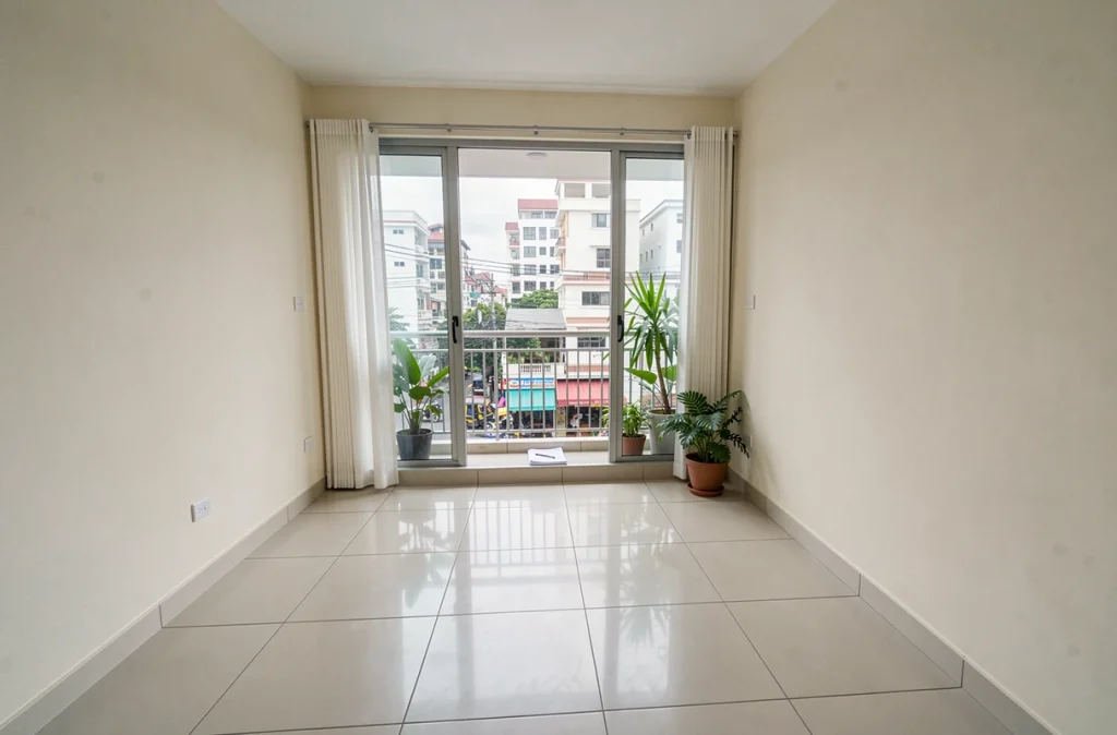 Appartement à louer à Bangkok en Thaïlande avec balcon vue sur rue, intérieur typique d'une location milieu de gamme