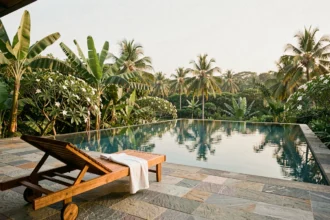 Terrasse avec piscine à débordement d'une villa privée en Thaïlande entourée de végétation tropicale luxuriante